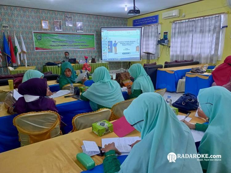 Dosen Bahasa Indonesia UIR Berikan Pelatihan di Dumai