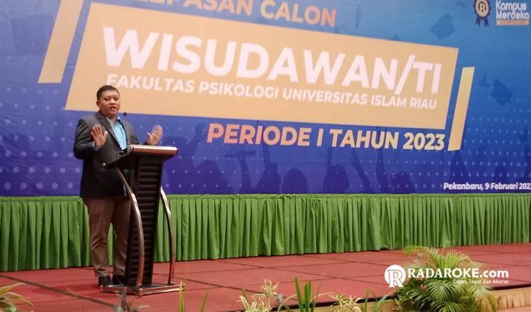 Ketua HIMPSI Riau Berikan Tips Sukses di Hadapan Wisudawan Psikologi UIR