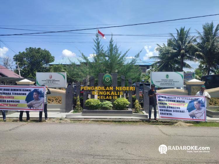 Masyarakat Desa Lubuk Gaung Tuntut  PN Bengkalis untuk Batalkan Penangguhan Terdakwa Bombeng