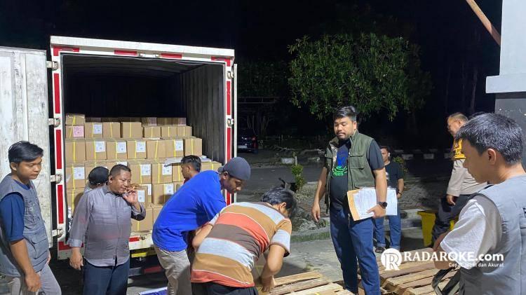 KPU Riau Distribusikan Surat Suara ke Daerah, Ketua:  4 Kabupaten Sudah Terima Surat Suara