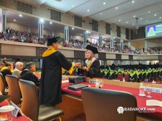 Perjuangan dan Doa, Antarkan Desi Sukenti Ketua Prodi PBSI UIR Selesaikan Doktor  