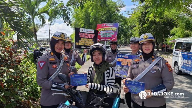 Ditlantas Polda Riau Edukasi Pengendara di Bundaran Tugu Keris