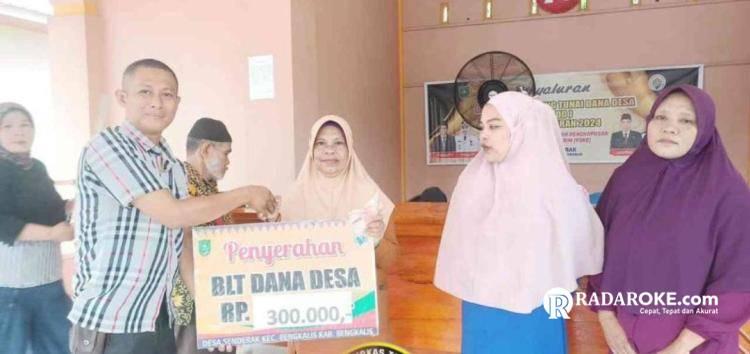 Pemdes Senderak Bagikan BLT-DD Tahap 8 dan 9 T.A.2024 Kepada Masyarakat