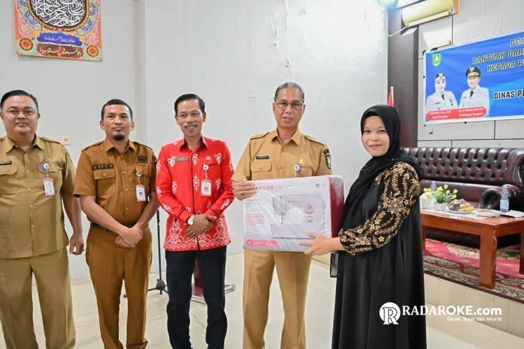 Dukung Perkembangan dan Peningkatan IKM, Pemkab Bengkalis Serahkan Bantuan