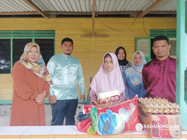 Pemdes Senderak Salurkan Bantuan Sembako Kepada Warga Kurang Mampu
