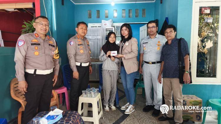 Dirlantas Polda Riau Bersama Jasa Raharja Berikan Santunan Korban Laka Lantas di Hangtuah 
