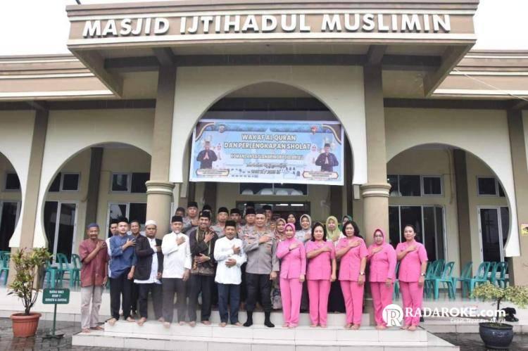 Brimob Polda Riau Waqaf Al - Quran dan Perlengkapan Sholat ke Masjid