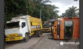 Gerak Cepat Polsek Singingi Hilir,  Bantu Evakuasi dan Atur Lalu Lintas Akibat Lakalantas di Dumtruck Batubara Terguling
