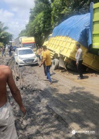 Banyak Jalan Rusak, Kapolsek Singingi Hilir Imbau Pengendara Agar Ekstra Hati-Hati 