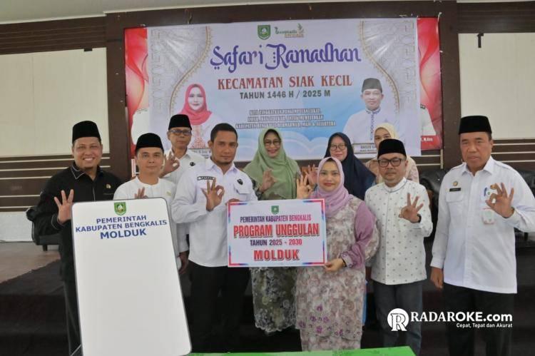 Bupati Kasmarni Serahkan Perangkat MOLDUK Portable di Kecamatan Siak Kecil