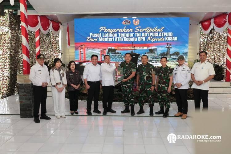 Komitmen Selesaikan Persoalan Aset TNI, Menteri Nusron Serahkan Sertipikat Tanah untuk Puslatpur TNI AD Terluas se-Asia