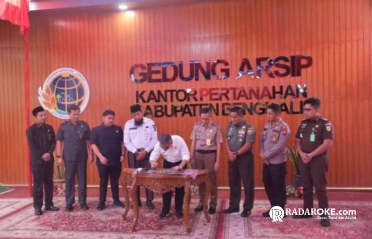 Teken Pencanangan Eksternal Pembangunan Zona Integritas, Kasmarni Berharap Penerapan Tata Kelola Pertanahan yang Bersih dan Transparan