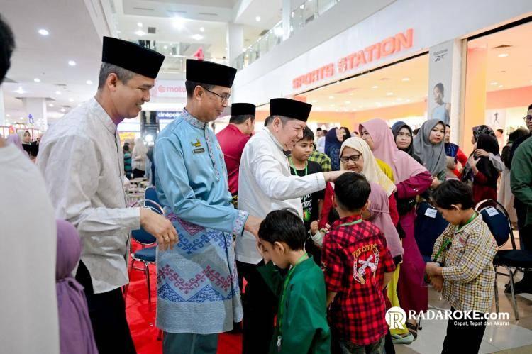 Bersama Bupati Bengkalis, 300 Anak Yatim Berbelanja Baju Raya di Mall Mandau City