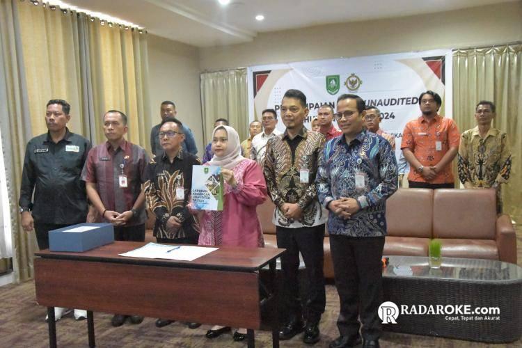 Bupati Kasmarni Serahkan LKPD Unaudited 2024 Ke BPK Tepat Waktu