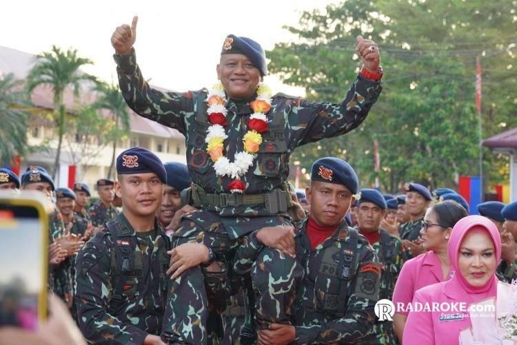 Tradisi Farawell and Welcome Meriahkan Pisah Sambut Komandan Satuan Brimob Baru