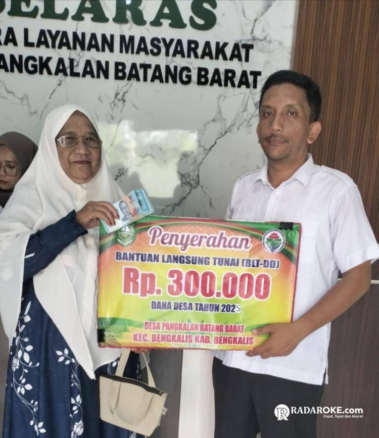 Pemdes Pangkalan Batang Barat Salurkan BLT Dana Desa Tahun 2025 kepada 32 KPM