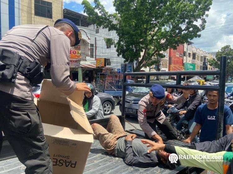 Bantu Evakuasi Laka Lantas, Dansat Brimob Riau Imbau Masyarakat Berhati-Hati