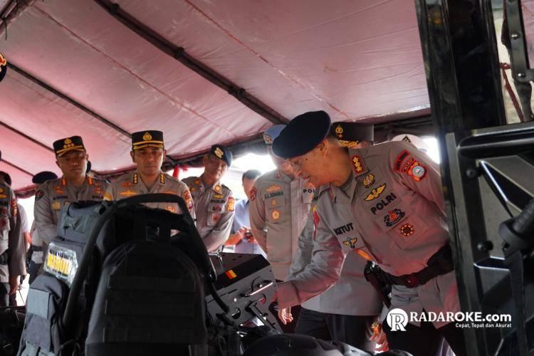 Siaga Karhutla, Dansat Brimob Polda Riau Dampingi Kapolda Riau Cek Peralatan Kebakaran