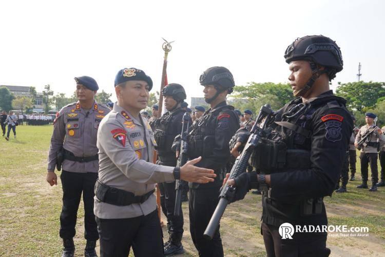 Dansat Brimob Dampingi Kapolda Riau Lepas Peserta Lomba Brimob Challenge 2025 ke Jatim