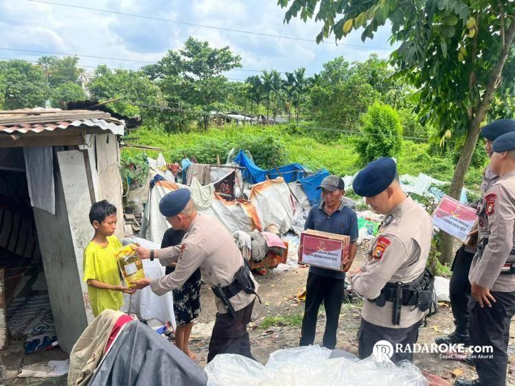Peduli Lingkungan, Detasemen Gegana Polda Riau Berbagi Paket Sembako
