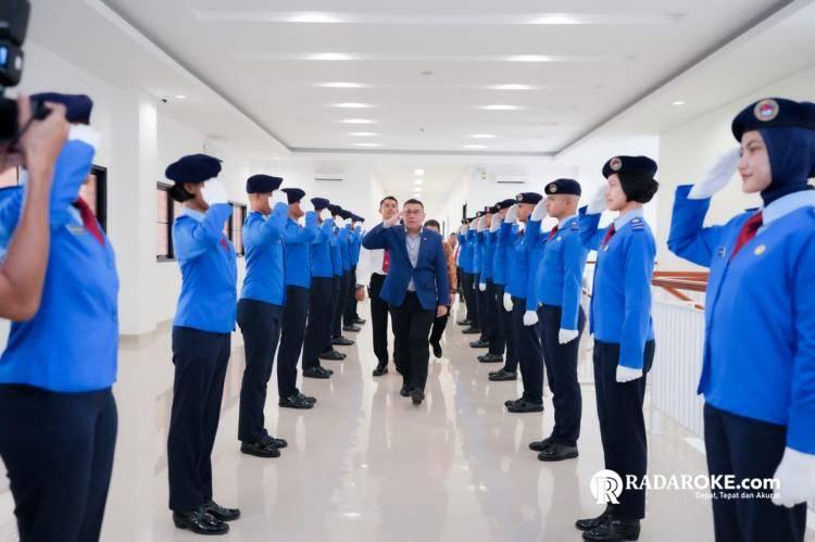 Beri Pembekalan di SMA Taruna Nusantara Malang, Wamen Ossy Bicara Soal Peran Penting Pertanahan