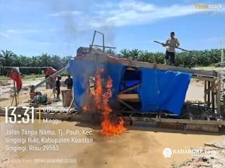 Polsek Singingi Hilir Musnahkan 4 Rakit Penambangan Emas Ilegal di Sungai Singingi