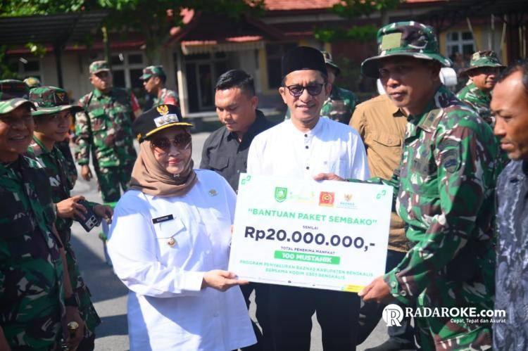 Bupati Kasmarni dan Danrem 031/Wirabima Serahkan Bantuan Sosial dan Tinjau Layanan Kesehatan di Bengkalis