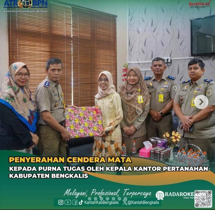 Apresiasi Pengabdian, Kantah Bengkalis Serahkan Cenderamata kepada Elly Dayanti