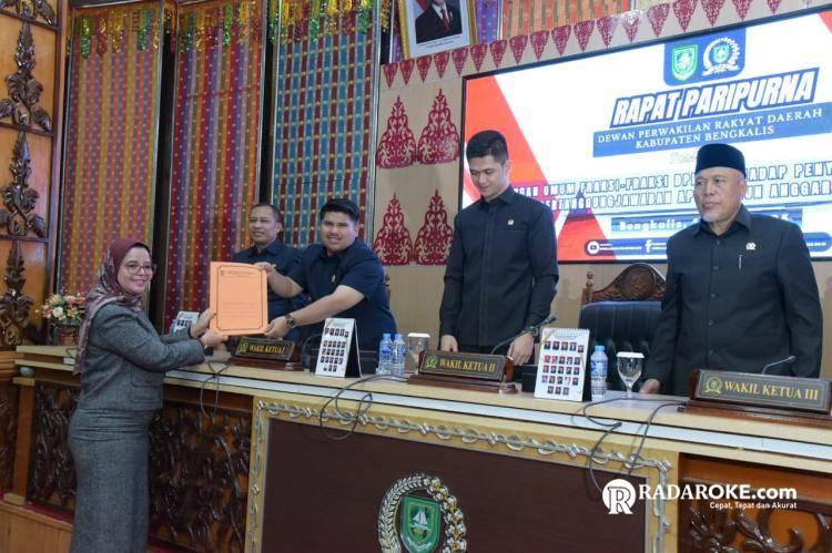 Wabup Bagus Dengarkan Penyampaian Pandangan Umum Fraksi Ranperda APBD 2024