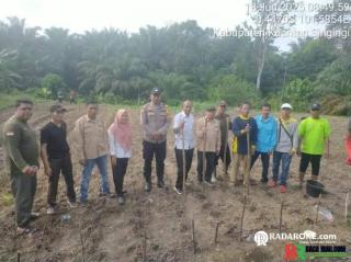 Polsek Benai Dukung Astacita Presiden RI Swasembada Pangan Nasional 2025, Tanam Jagung Pipil di Desa Sentajo Raya