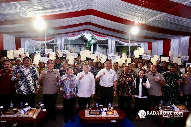 Menko AHY dan Wamen Ossy Serahkan Langsung Sertipikat Masyarakat Kabupaten Pacitan