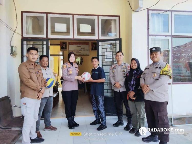 Dorong Semangat Generasi Muda, Kapolres Kampar Beri Bantuan Sarana Olahraga ke Desa Ranah Singkuang