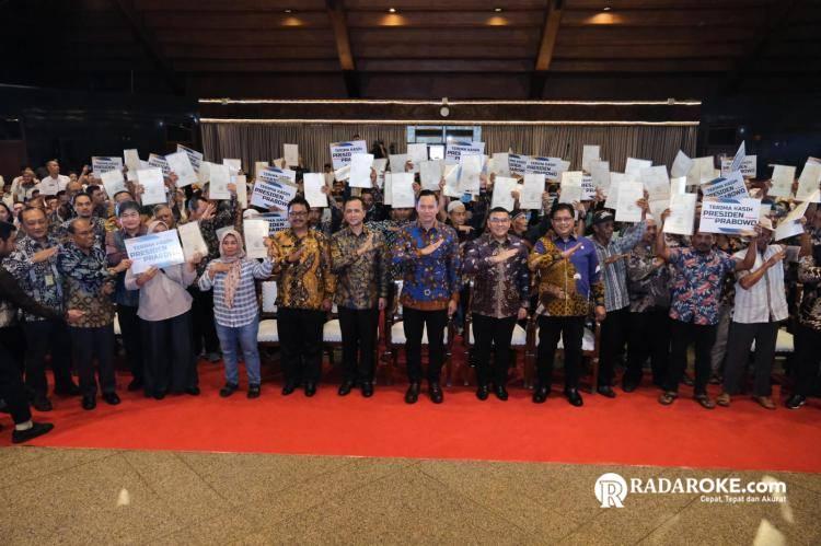 Pemerintah Serahkan 1.120 Sertipikat Tanah untuk Transmigran di Sukabumi, Wamen Ossy: Ini Pengakuan Negara