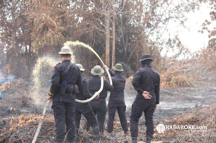 Cegah Karhutla Susulan, Brimob Polda Riau Gerak Cepat Padamkan Api di Bengkalis