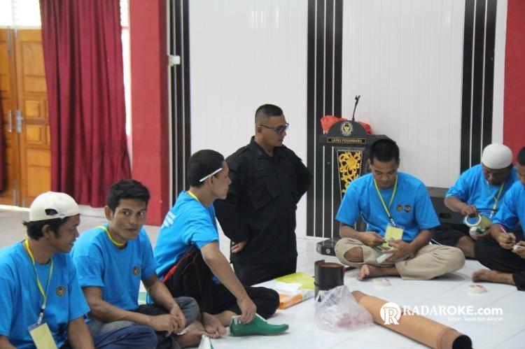 Lapas Pekanbaru Latih Warga Binaan Buat Sepatu