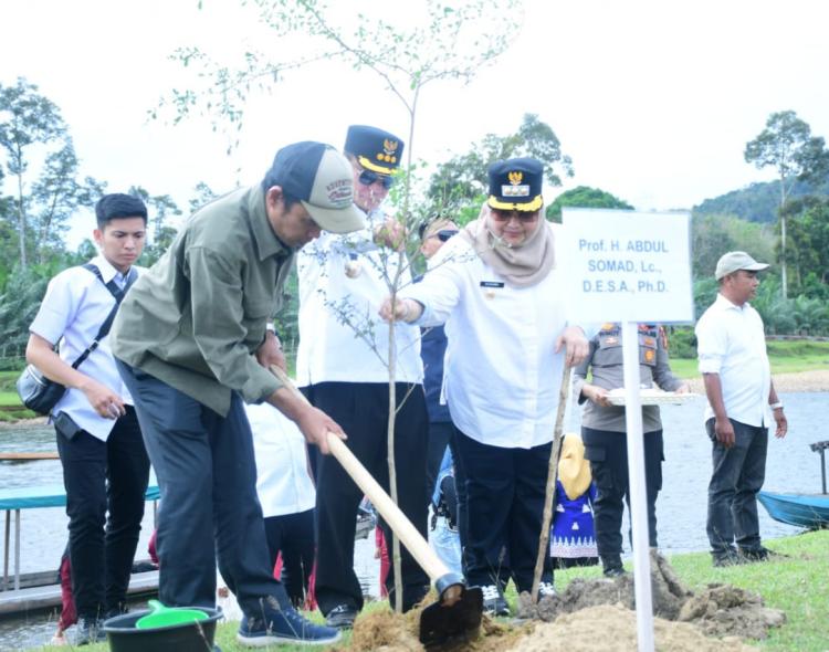 Bupati Kasmarni Dampingi Kapolda Riau dan Ustadz Somad Tanam Pohon dan Bagikan Sembako di Kampar