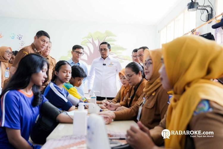 Kepala Komunikasi Kepresidenan Tinjau Pelaksanaan CKG Sekolah di SMA 6 Tangerang Selatan