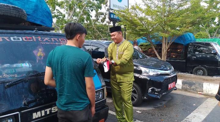 Dishub Bengkalis Tebar Semangat Nasionalisme Lewat Pembagian Bendera Merah Putih