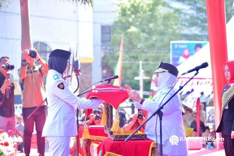 Bupati Kasmarni Pimpin Upacara Detik-Detik Proklamasi Kemerdekaan RI ke-80