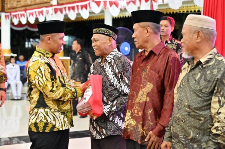 Pemkab Bengkalis Berikan Cenderamata Kepada Pejuang dan Perancang Lambang Kabupaten Bengkali