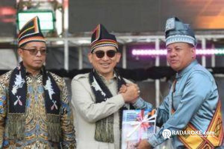 Resmi Dibuka Menparekraf RI, Bupati Kuansing Serahkan Sertifikat KIK Pacu Jalur