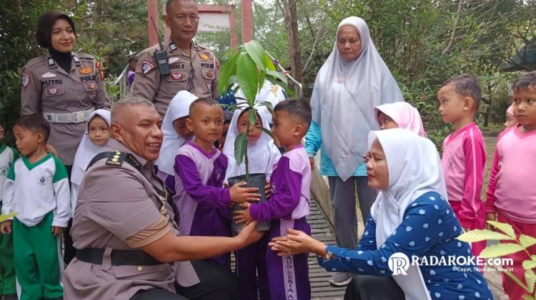 Polisi Sahabat Anak, Ditlantas Polda Riau Tanamkan Tertib Lalu Lintas dan Cinta Lingkungan Sejak Usia Dini