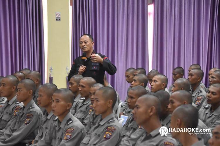 Dansat Brimob Riau Berikan Materi dan Motivasi kepada Siswa Diktukba SPN Polda Riau 2025