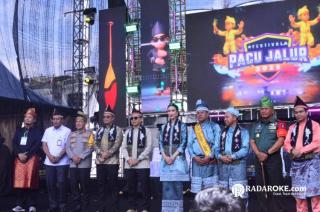 Menteri Pariwisata Widiyanti Pukul Gong, Tanda Acara Festival Pacu Jalur 2025 Resmi Dibuka