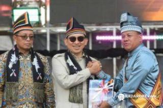 Resmi Dibuka Menparekraf RI, Bupati Kuansing Serahkan Sertifikat KIK Pacu Jalur
