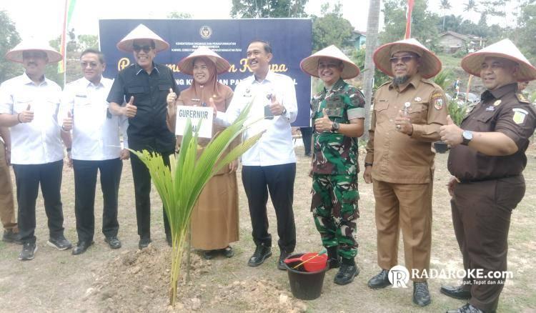 Dukung Ketahanan Pangan, Kanwil Ditjenpas Riau Tanam Bibit Pohon Kelapa dan Tebar Ribuan Bibit Ikan Lele