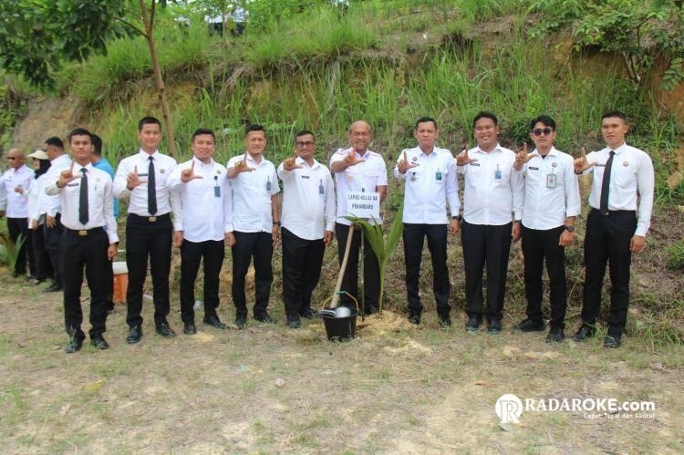 Lapas Pekanbaru Ikut Andil dalam Penanaman Bibit Kelapa Serentak di Rutan Pekanbaru