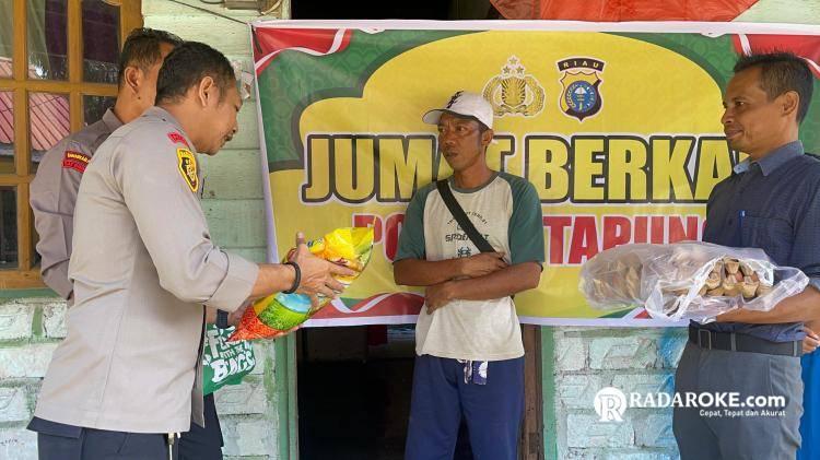 Salurkan Sembako Desa Sari Galuh, Polsek Tapung Kembali Berbagi Kebahagiaan di Jumat Barokah