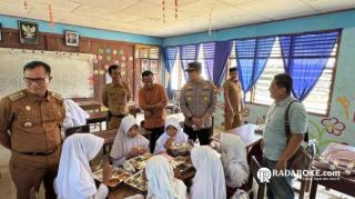Sebanyak 791 Siswa/i Mendapat Makanan Bergizi Gratis, Kapolsek Singingi Hilir Turut Hadir Pantau Kegiatannya!
