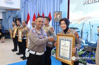 Kasat Lantas dan Kanit Laka Polres Kampar Terima Penghargaan dari Dirlantas Polda Riau